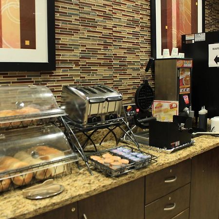 Microtel Inn And Suites Северен Кантон Екстериор снимка