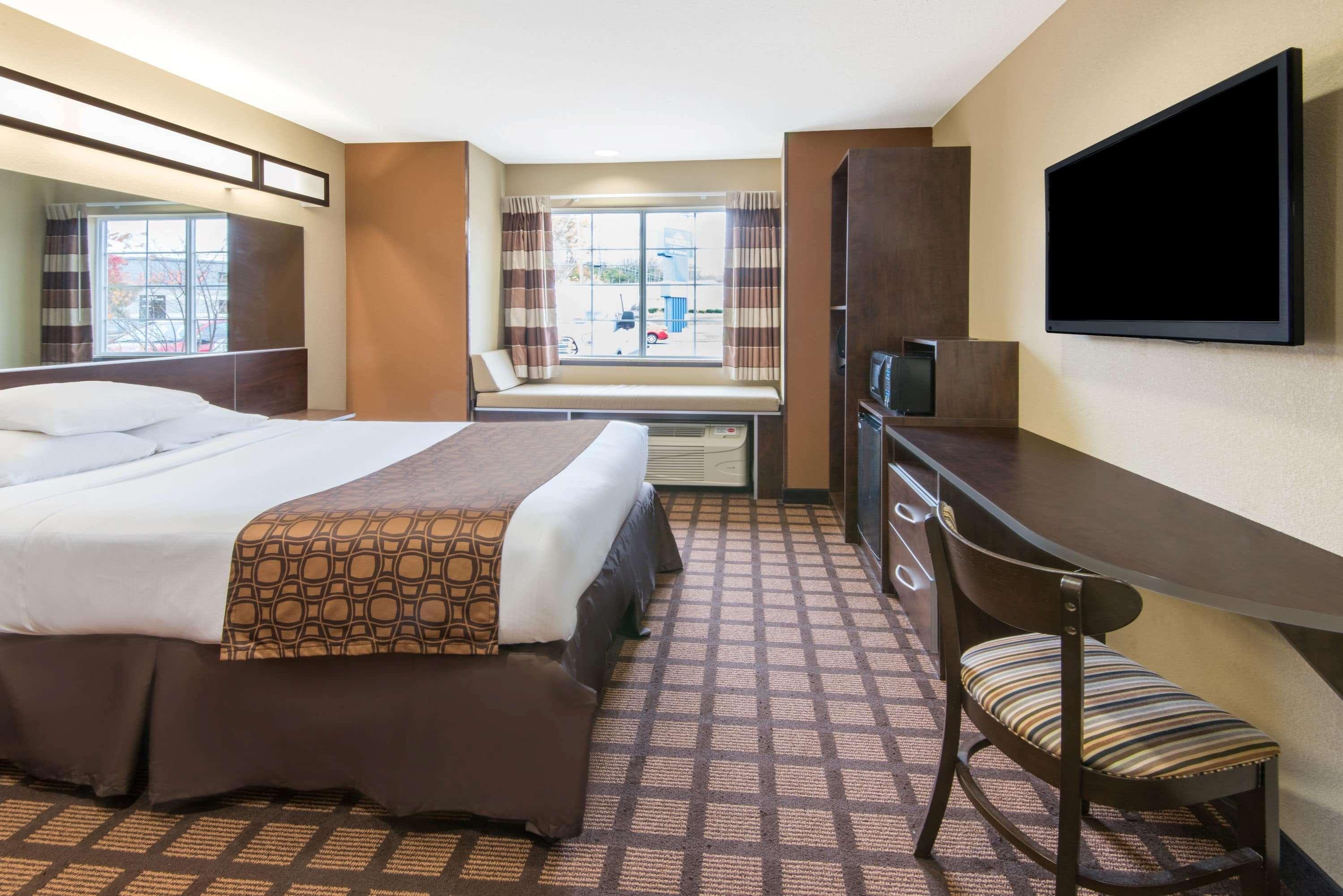Microtel Inn And Suites Северен Кантон Екстериор снимка
