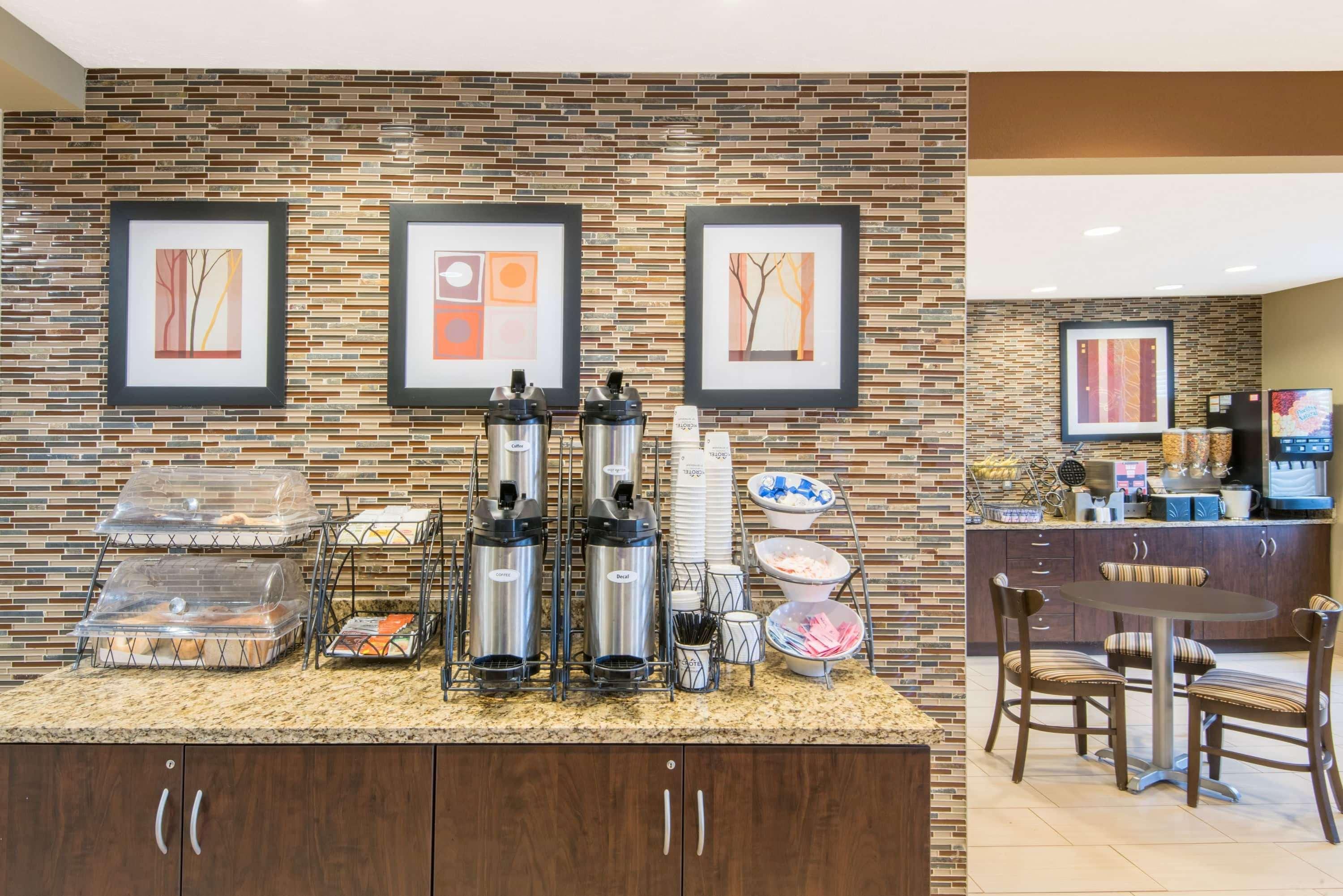 Microtel Inn And Suites Северен Кантон Екстериор снимка