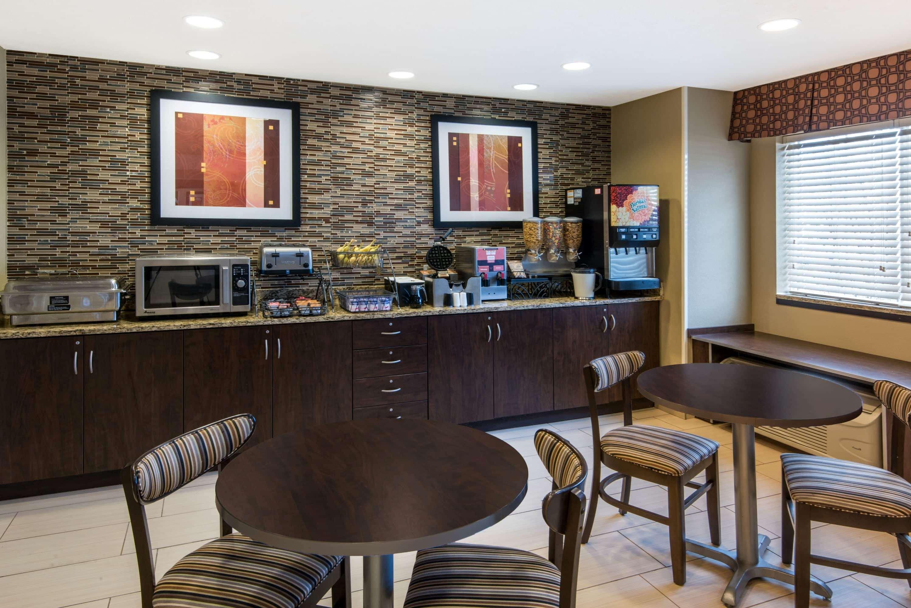 Microtel Inn And Suites Северен Кантон Екстериор снимка