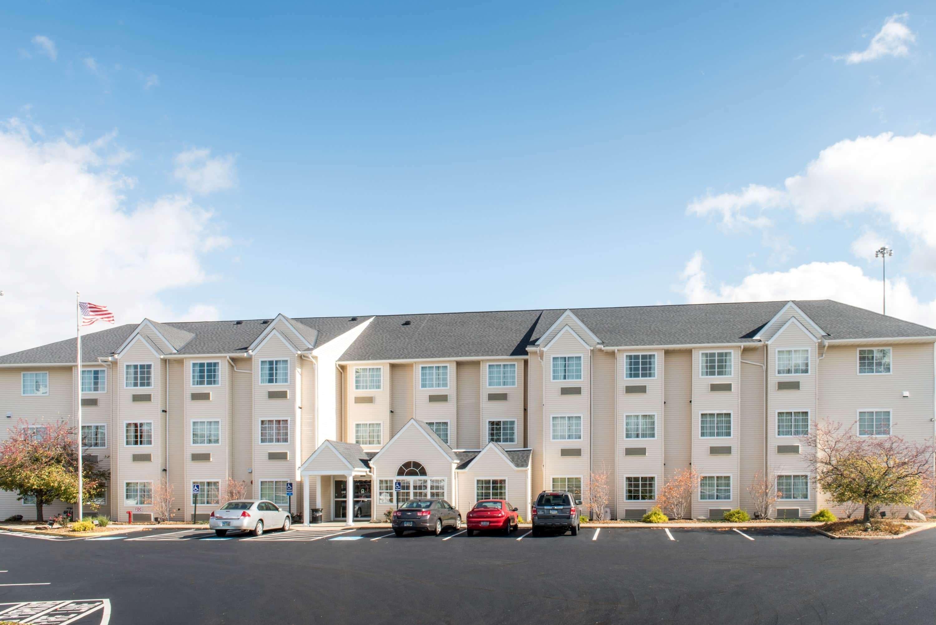 Microtel Inn And Suites Северен Кантон Екстериор снимка