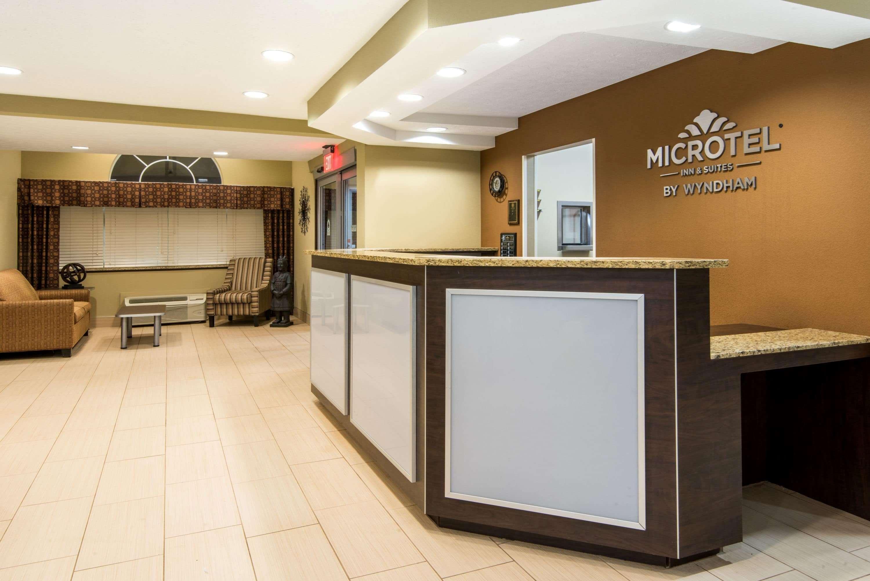 Microtel Inn And Suites Северен Кантон Екстериор снимка