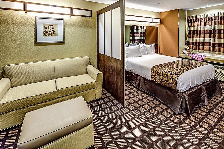 Microtel Inn And Suites Северен Кантон Стая снимка