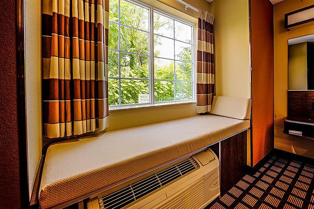 Microtel Inn And Suites Северен Кантон Екстериор снимка