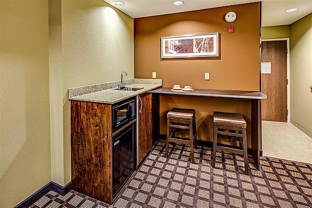 Microtel Inn And Suites Северен Кантон Екстериор снимка