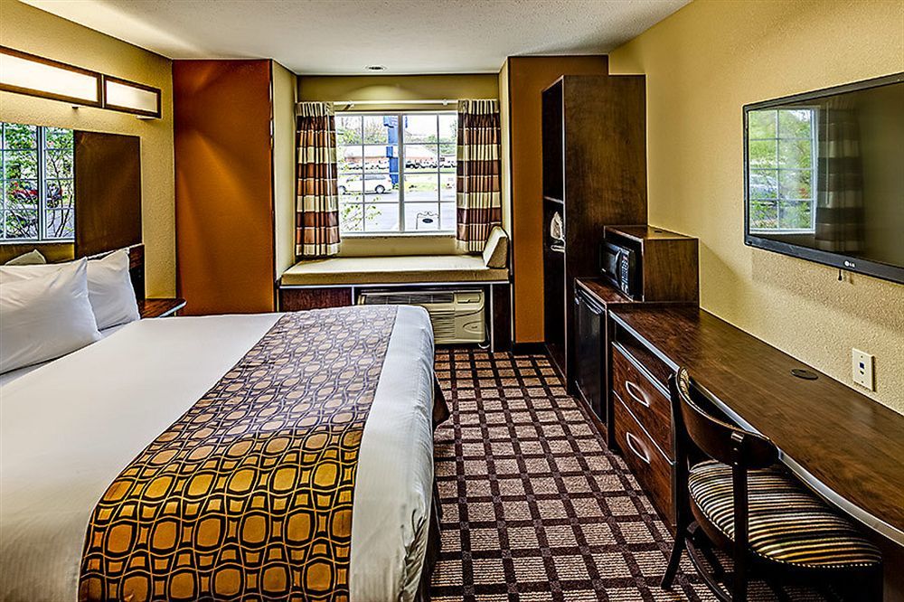 Microtel Inn And Suites Северен Кантон Екстериор снимка