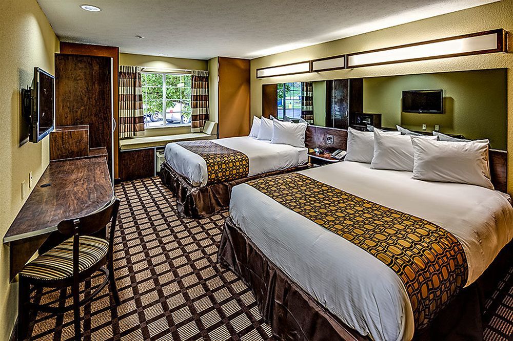 Microtel Inn And Suites Северен Кантон Екстериор снимка
