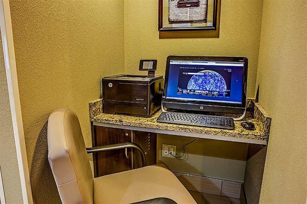 Microtel Inn And Suites Северен Кантон Екстериор снимка