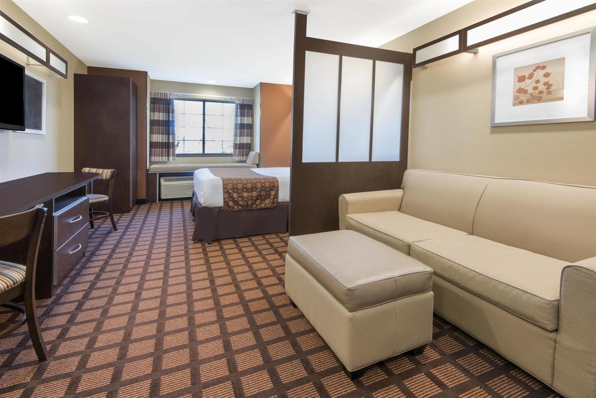 Microtel Inn And Suites Северен Кантон Екстериор снимка