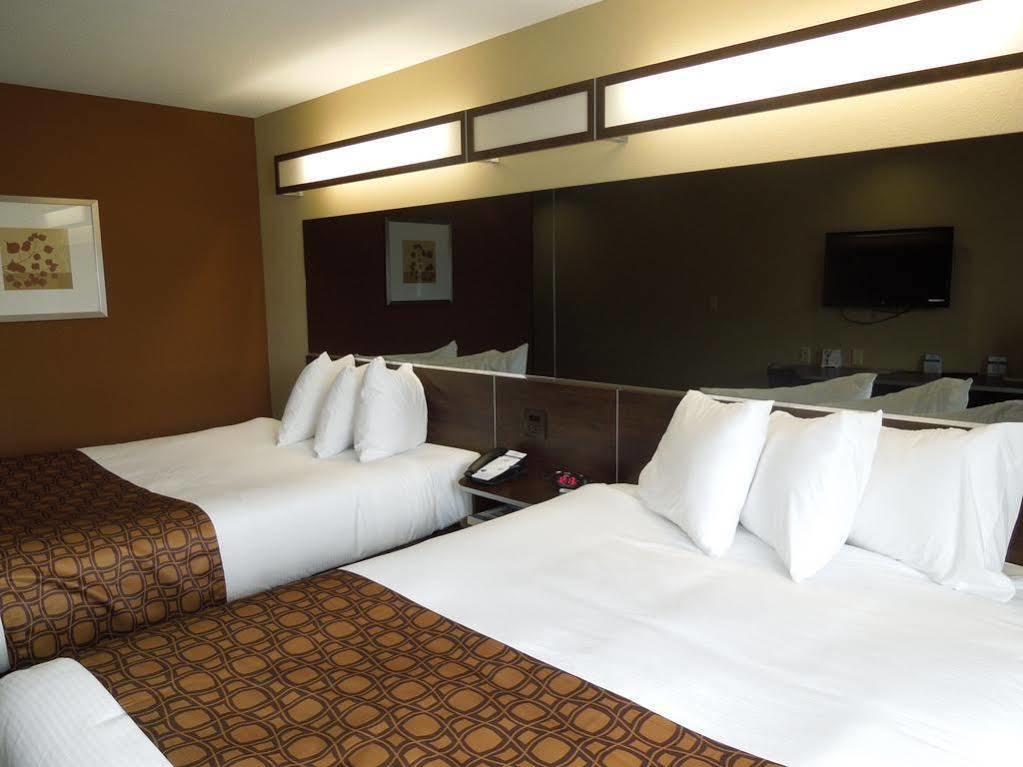 Microtel Inn And Suites Северен Кантон Екстериор снимка