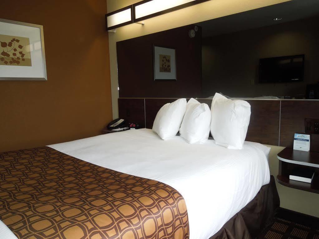 Microtel Inn And Suites Северен Кантон Екстериор снимка