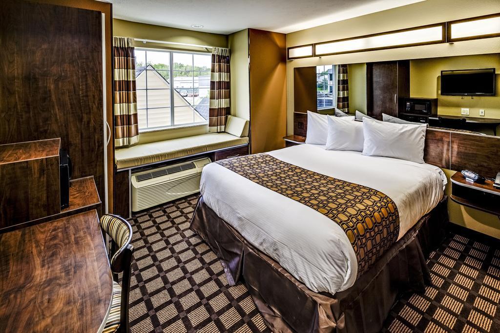 Microtel Inn And Suites Северен Кантон Екстериор снимка